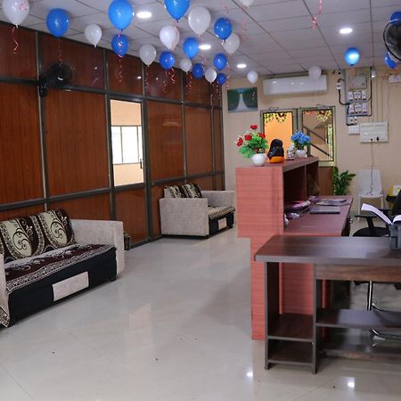Hotel Diamond Ac Dormitory And Guest House Surat Exteriör bild