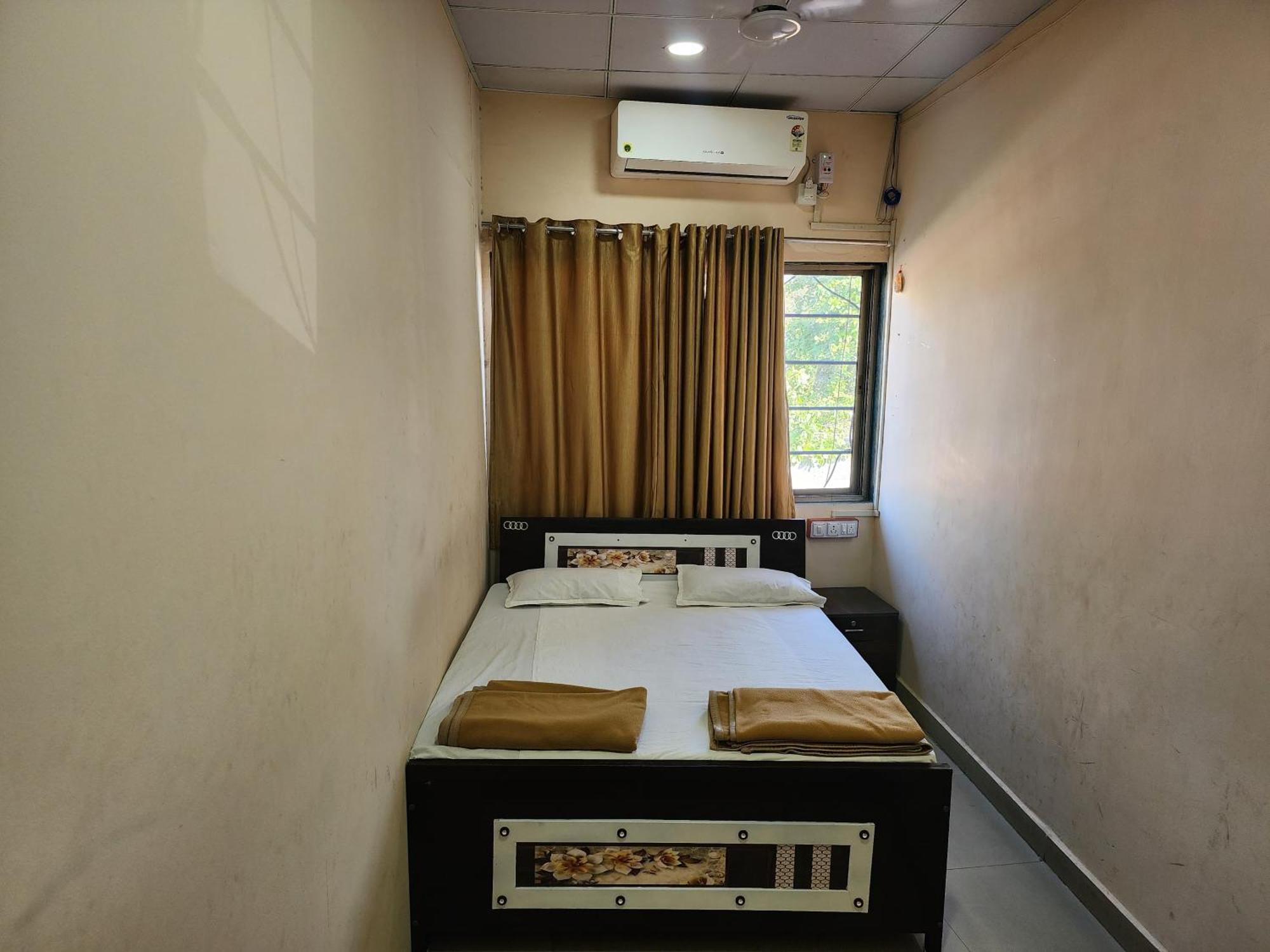 Hotel Diamond Ac Dormitory And Guest House Surat Exteriör bild