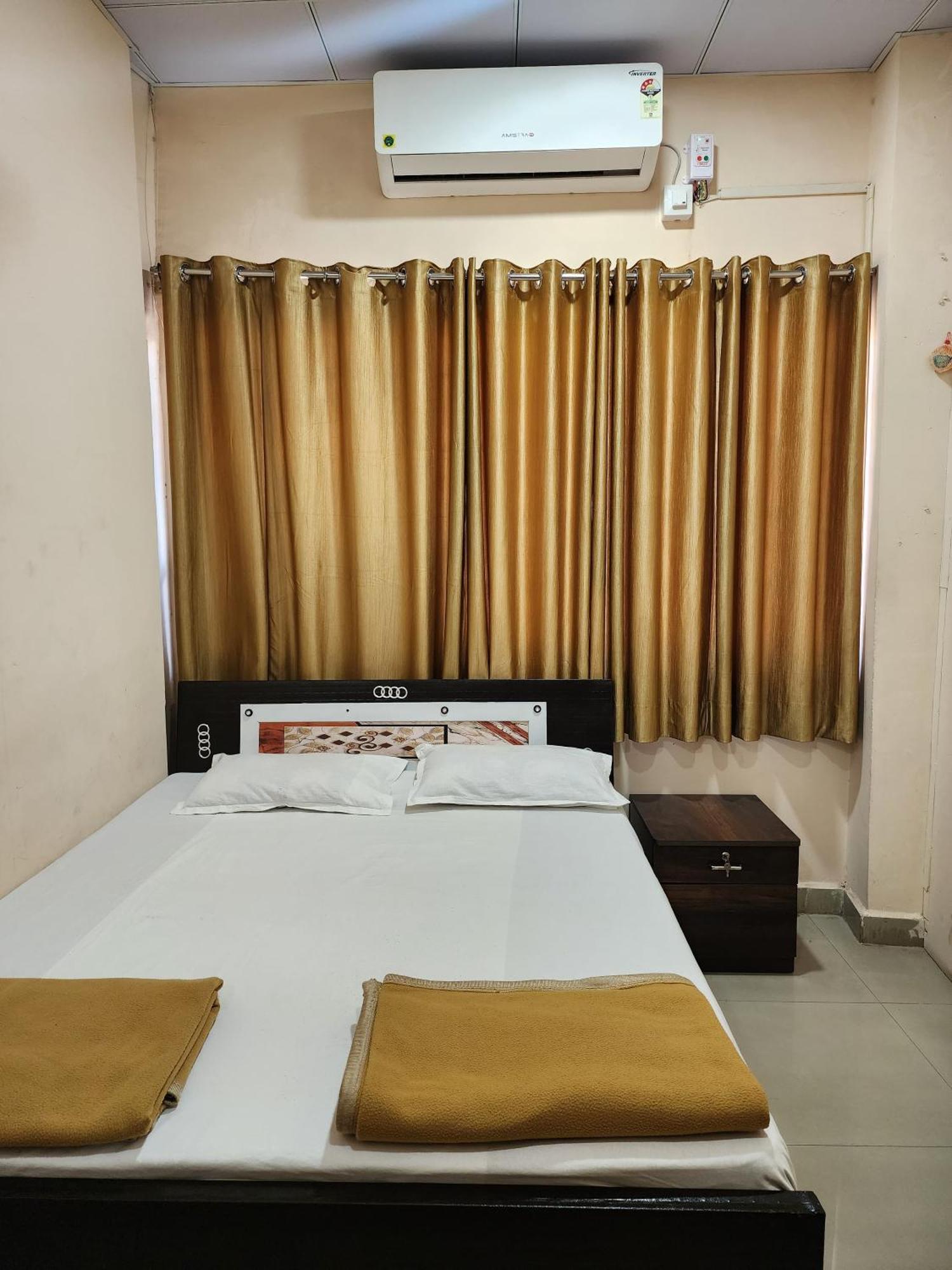 Hotel Diamond Ac Dormitory And Guest House Surat Exteriör bild