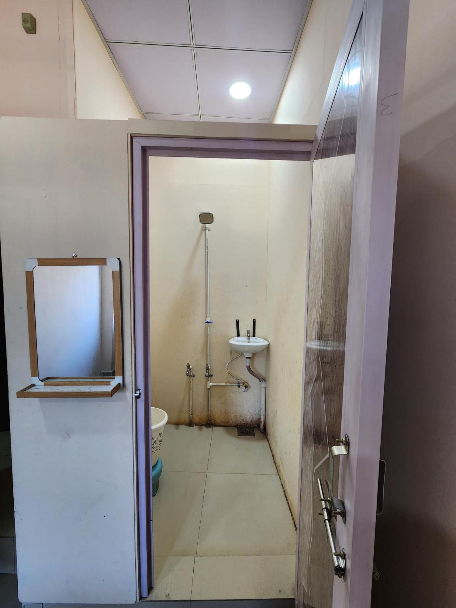 Hotel Diamond Ac Dormitory And Guest House Surat Exteriör bild