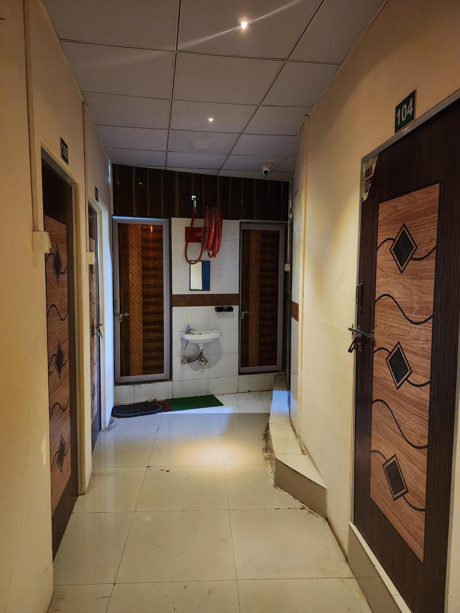 Hotel Diamond Ac Dormitory And Guest House Surat Exteriör bild