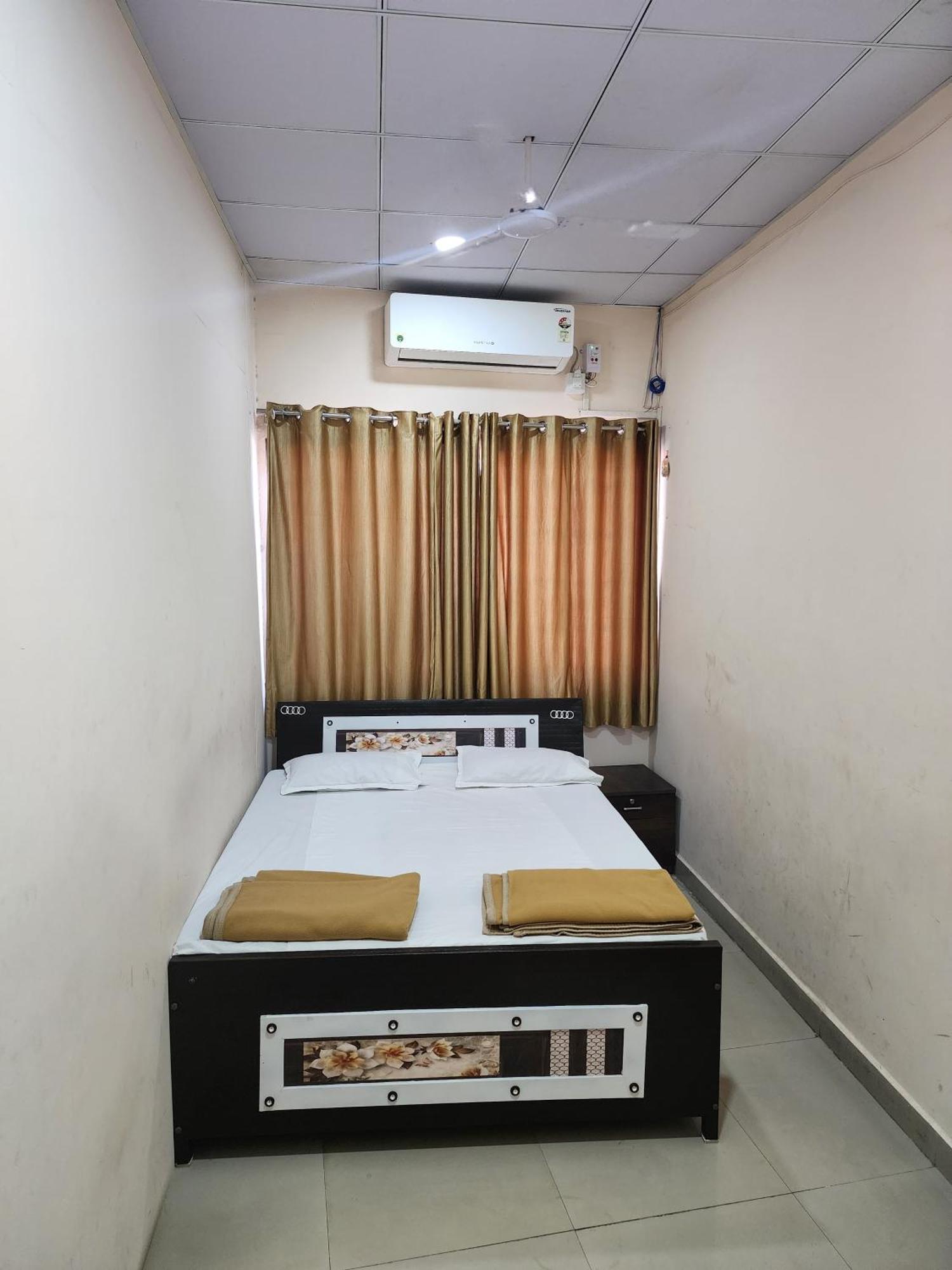 Hotel Diamond Ac Dormitory And Guest House Surat Exteriör bild