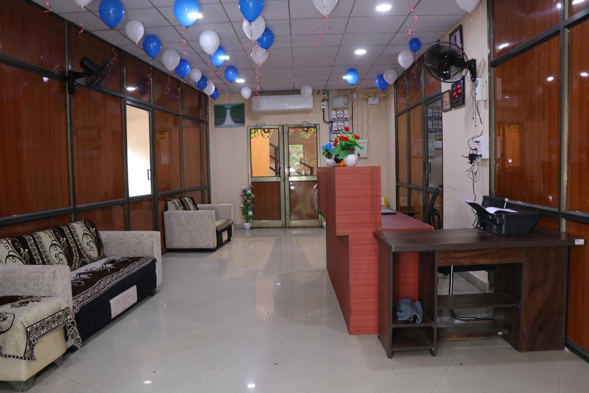 Hotel Diamond Ac Dormitory And Guest House Surat Exteriör bild