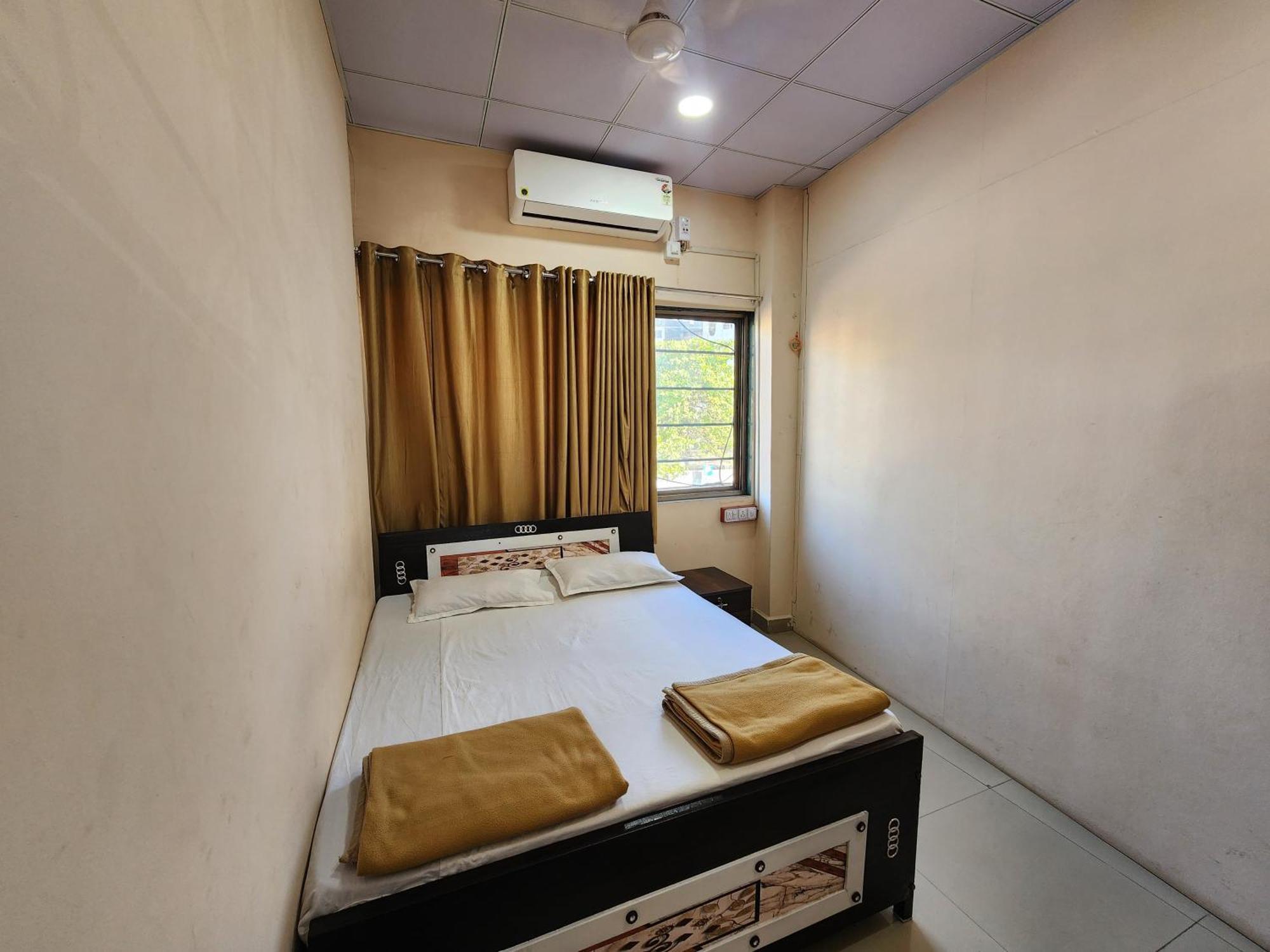 Hotel Diamond Ac Dormitory And Guest House Surat Exteriör bild