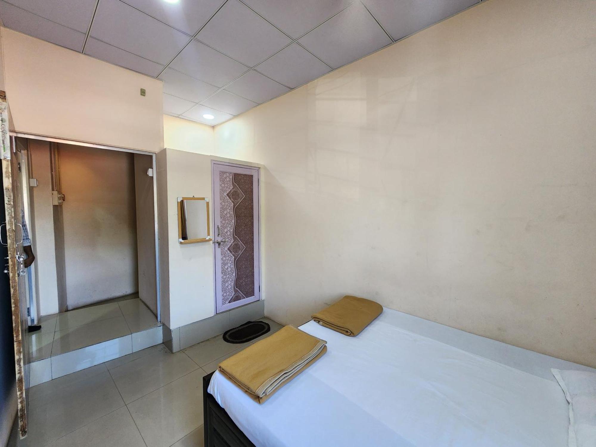 Hotel Diamond Ac Dormitory And Guest House Surat Exteriör bild