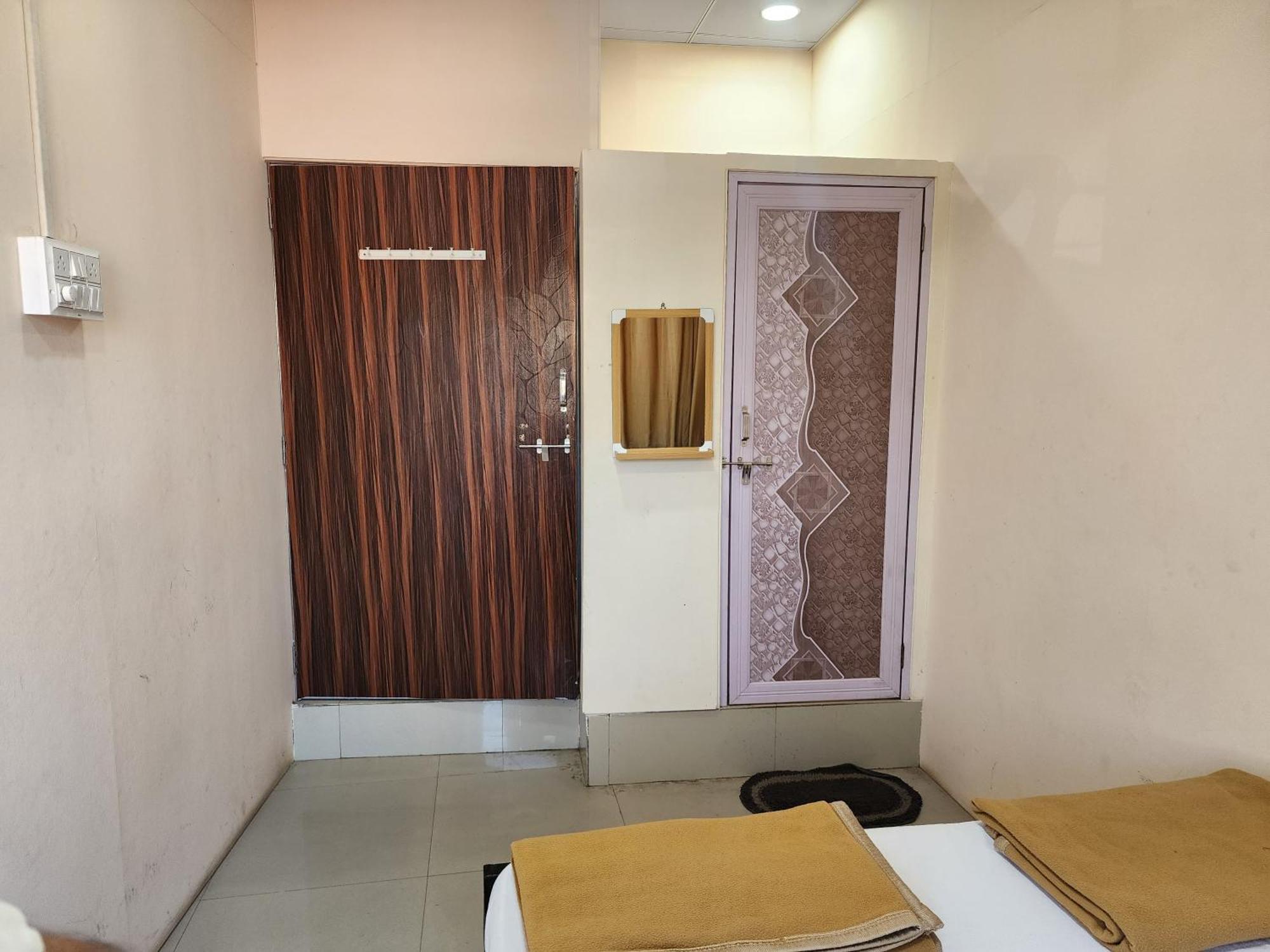 Hotel Diamond Ac Dormitory And Guest House Surat Exteriör bild